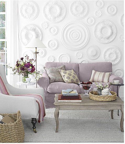 Salón con sofá y detalles color lavanda