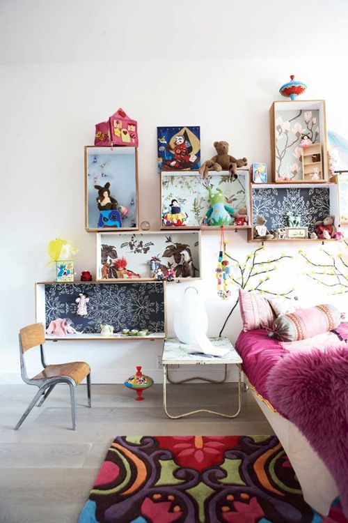 Dormitorio infantil decorado con alfombra de estilo gipsy