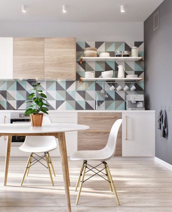 Detalle cocina con pared revestida con azulejos geométricos