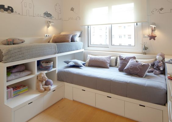 Dormitorio infantil compartido con camas en ángulo una de ellas más elevada