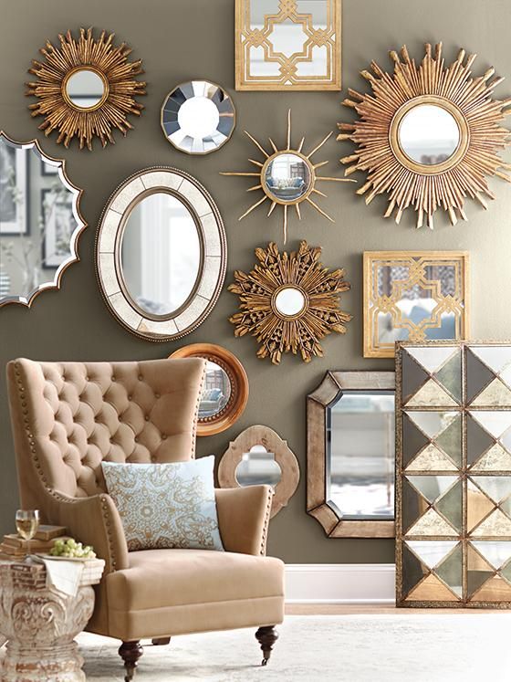 Composición de espejos dorados para decorar una pared