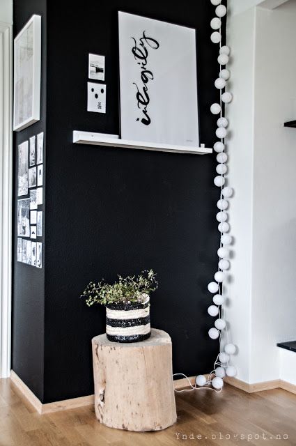 Rincón hogar decorado en blanco y negro