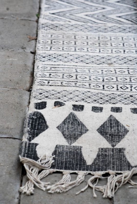 Detalle alfombra en blanco y negro