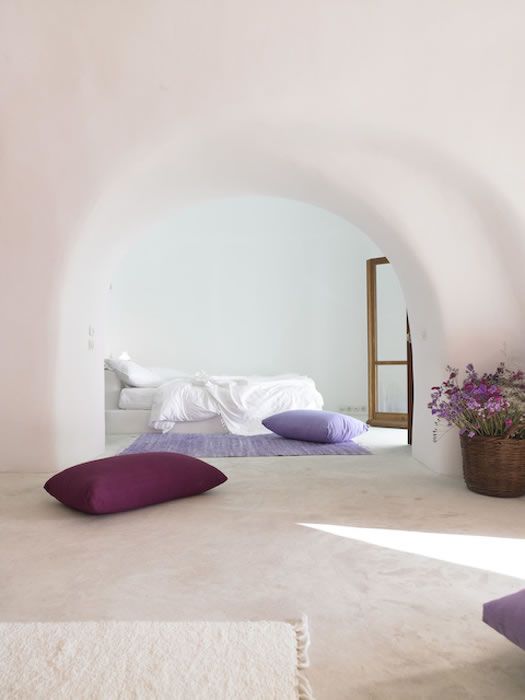 Dormitorio con cojines y detalles color lavanda