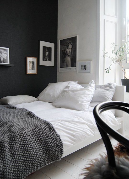 Dormitorio decorado en blanco y negro