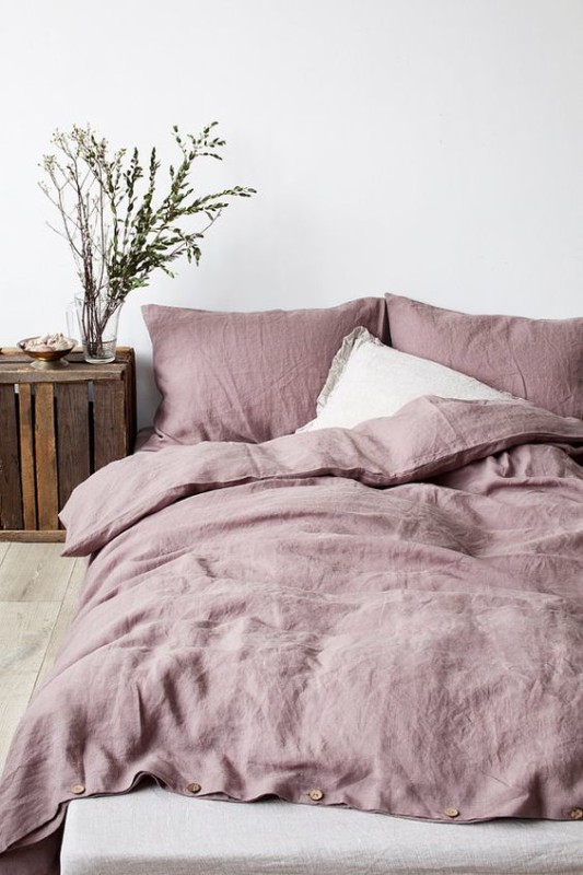 Dormitorio con ropa de cama color lavanda
