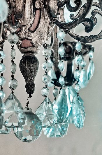 Detalle lámpara colgada con cristales color turquesa