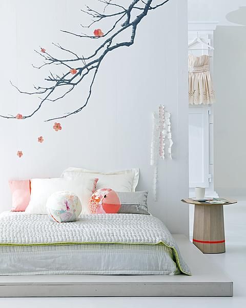 Dormitorio blanco con detalles en color coral
