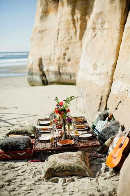 Mesa en la playa decorada para el verano