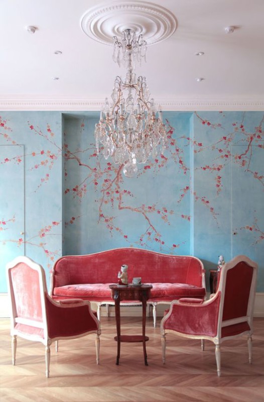 Salón con papel pintado en coral y turquesa