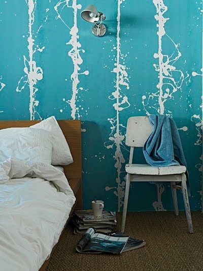 Pared dormitorio decorada en blanco y turquesa