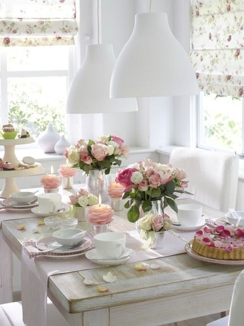 Detalle decoración mesa para el verano en blanco y rosas