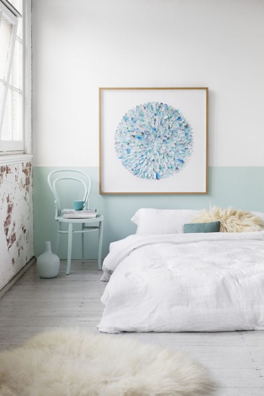 Dormitorio decorado en blanco y turquesa