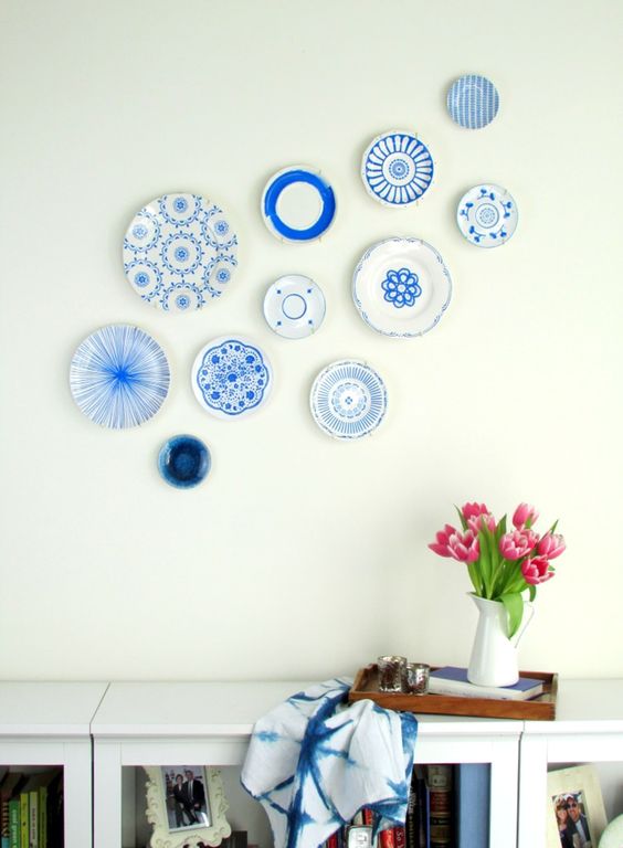 Detalle pared decorada con platos en blanco y azul