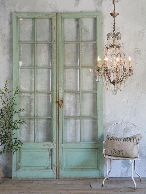 DIY puertas viejas como detalle decorativo de un espacio de casa