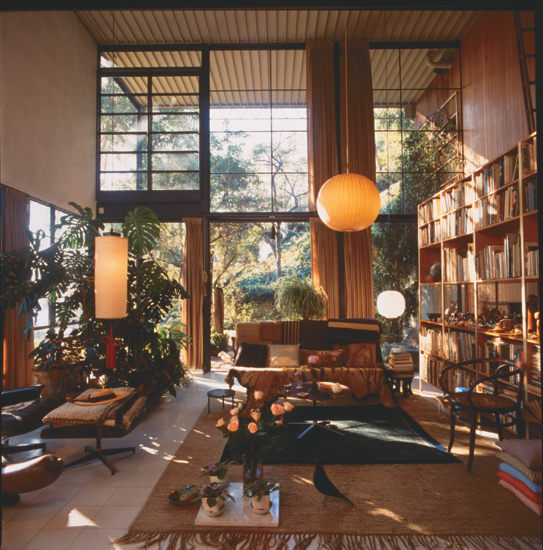 Interior de la vivienda construida por Charles & Ray Eames