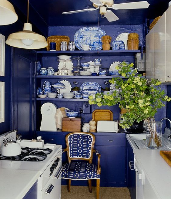 Cocina decorada con mueble en azul klein