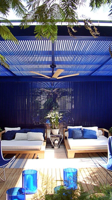 Espacio exterior con estructura de madera y detalles en azul klein