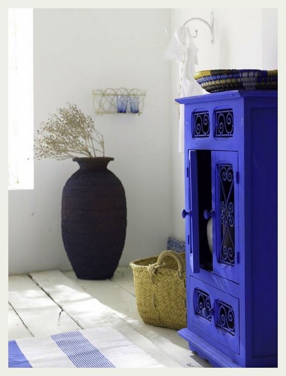Espacio decorado con mueble en azul klein