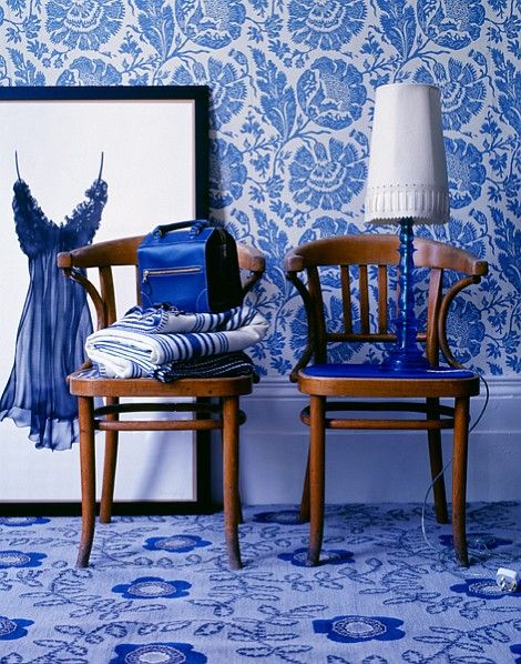 Composición con papel pintado, sillas y lámpara en azul klein
