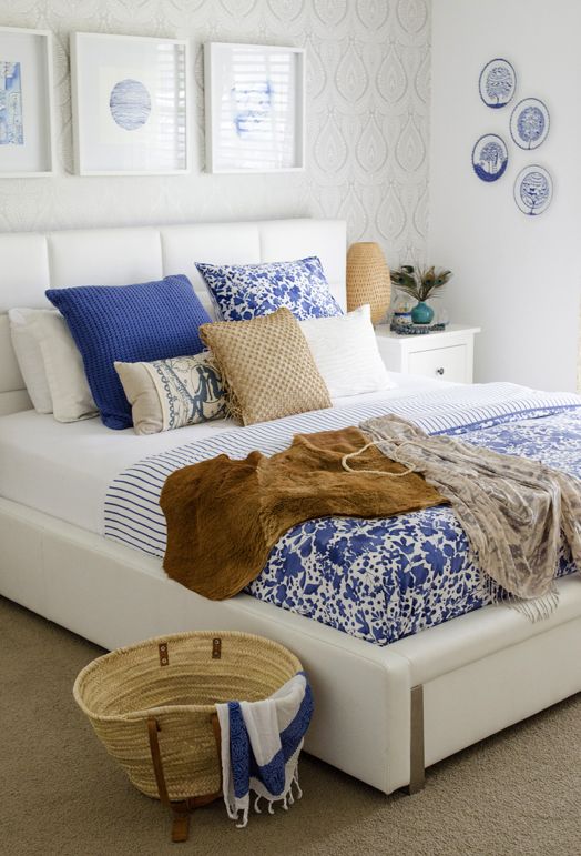 Dormitorio decorado con tonalidades neutras y detalles en azul klein