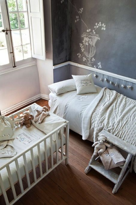 Dormitorio infantil decorado en gris y blanco