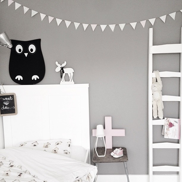 Detalles dormitorio infantil en blanco, gris y negro