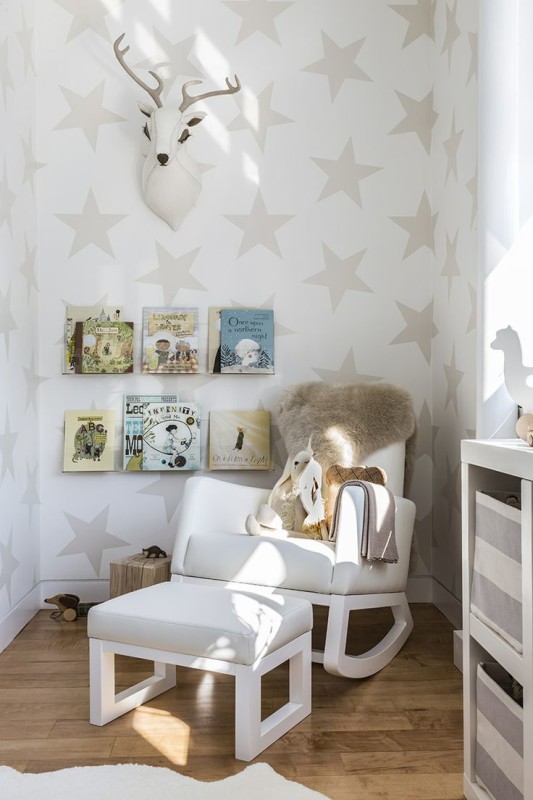Rincón de lectura de un dormitorio infantil decorado en gris
