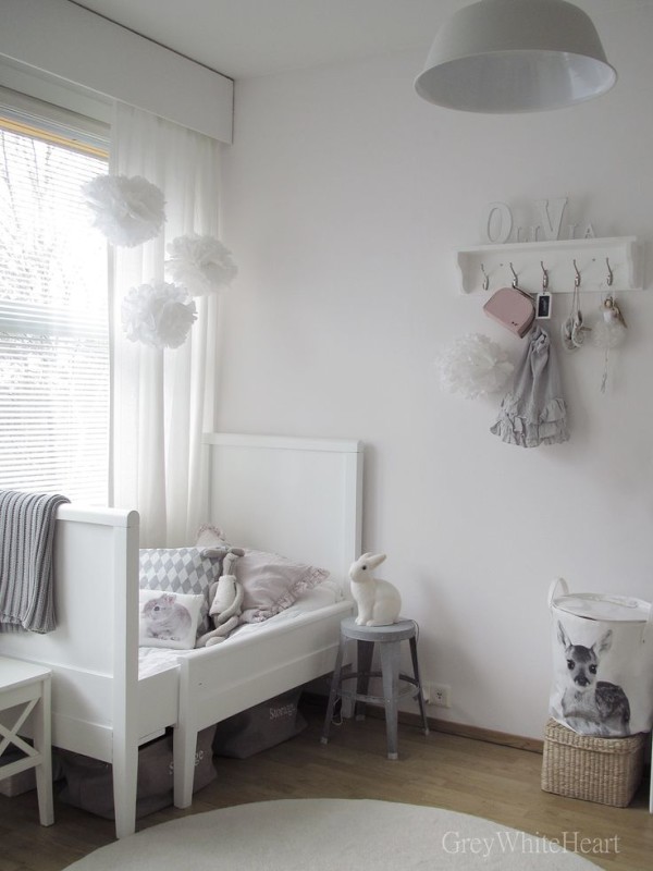 Dormitorio infantil de estilo nórdico decorado en blanco y detalles grises