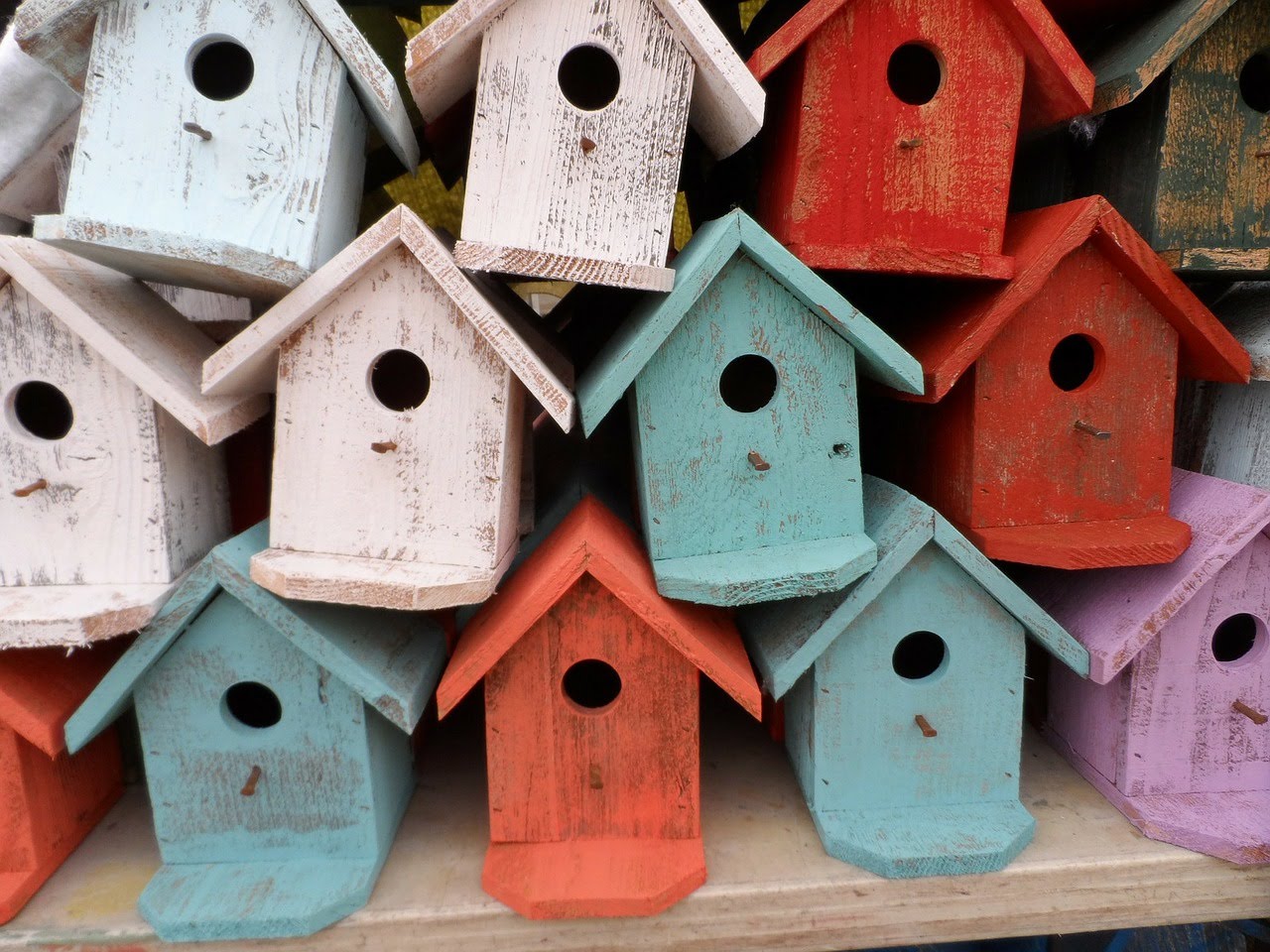 Decorar exteriores románticos con casas de pájaros