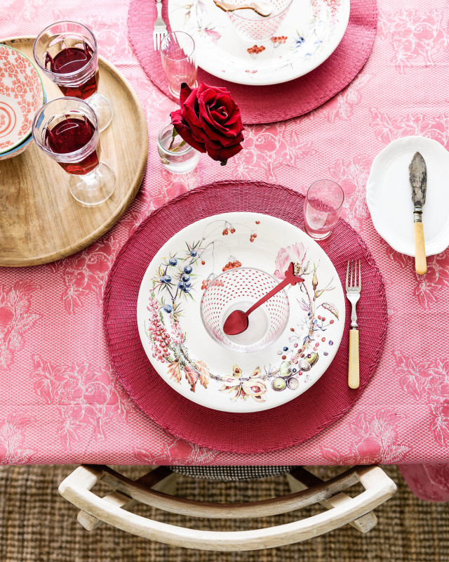 Mesa con platos y detalles en rojo