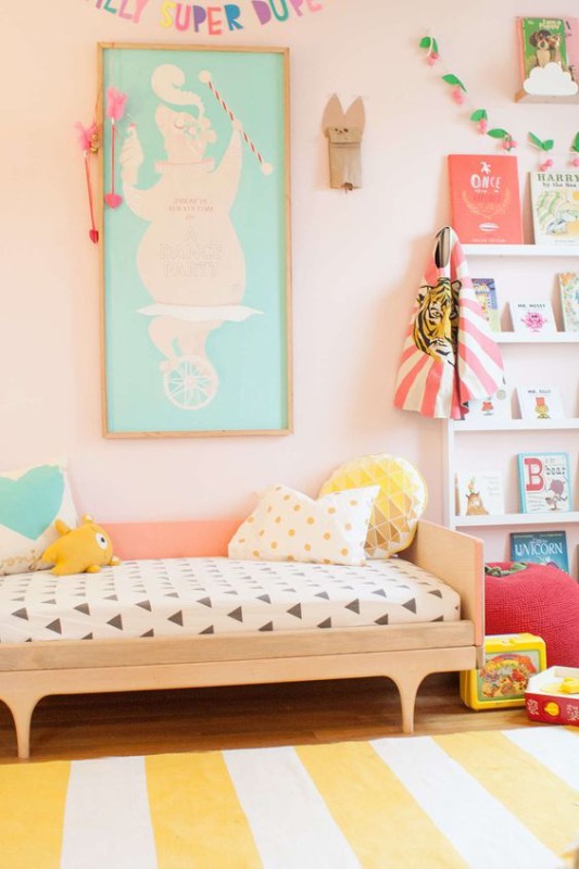 Decoración dormitorio infantil con alfombra de rayas en blanco y amarillo