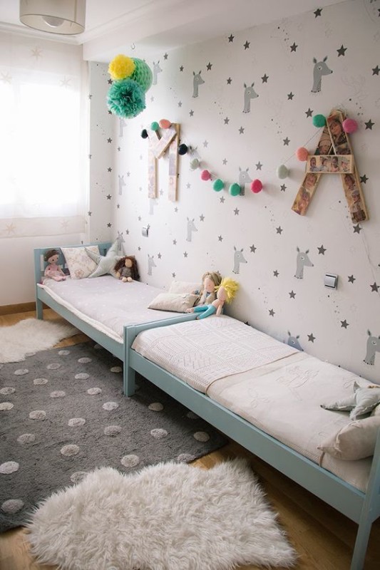 Dormitorio infantil decorado con alfombra en gris y puntos blancos