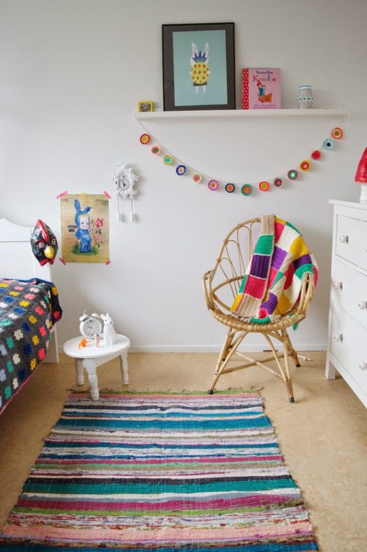 Decoración dormitorio infantil con alfombra de estilo boho