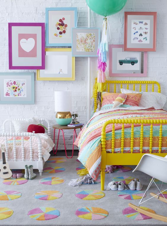 Dormitorio infantil decorado con alfombra multicolor