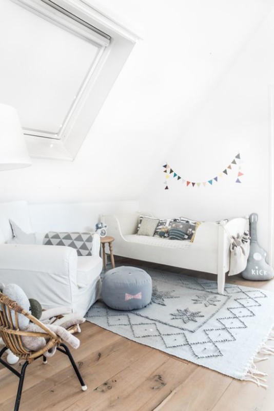 Dormitorio infantil con alfombra de color gris