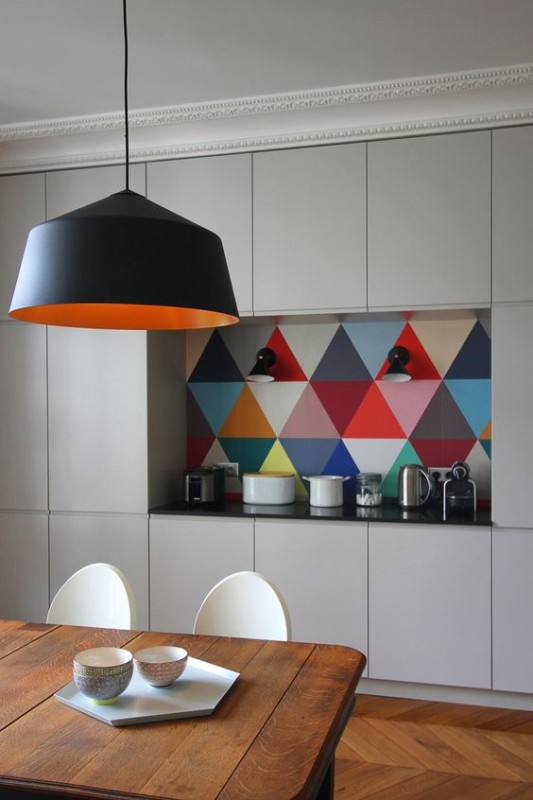 Cocina minimalista con espacio decorado con baldosas geométricas
