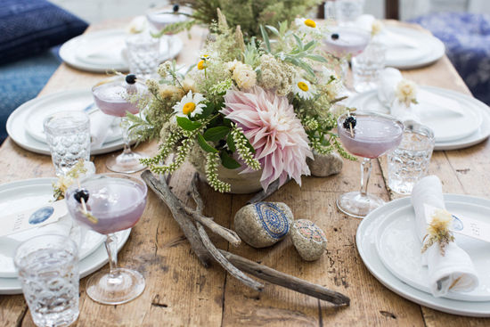 Detalle de las flores y ornamentos para una mesa de fiesta