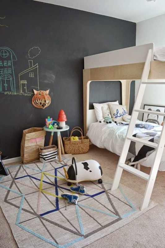 Dormitorio infantil con literas decorado con alfombra de motivos geométricos