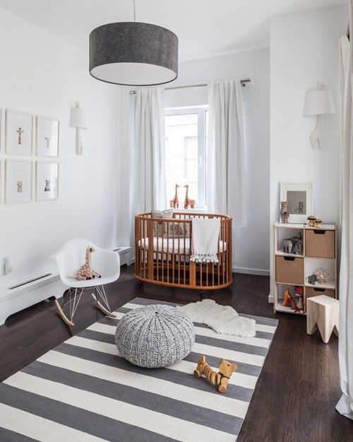 Dormitorio recién nacido con alfombra de rayas en blanco y gris