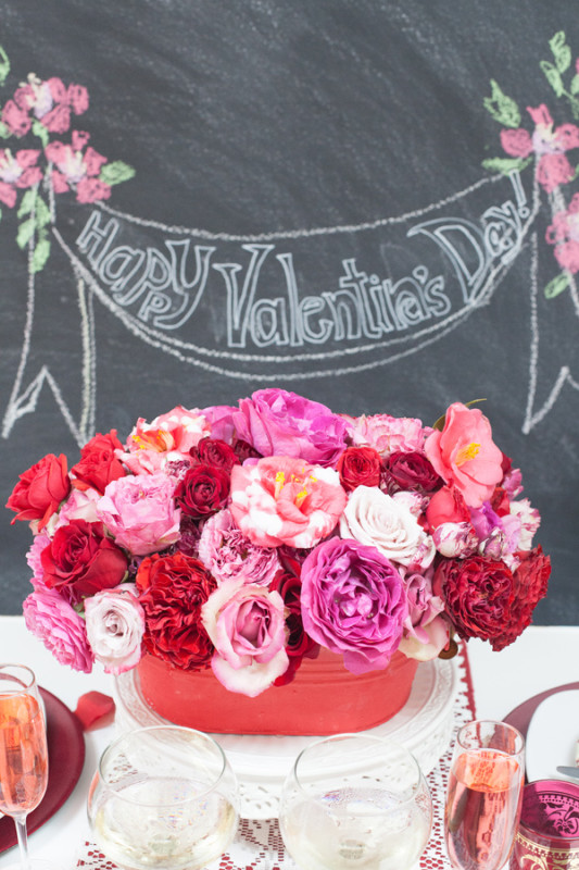 Composición mesa y flores para San Valentín