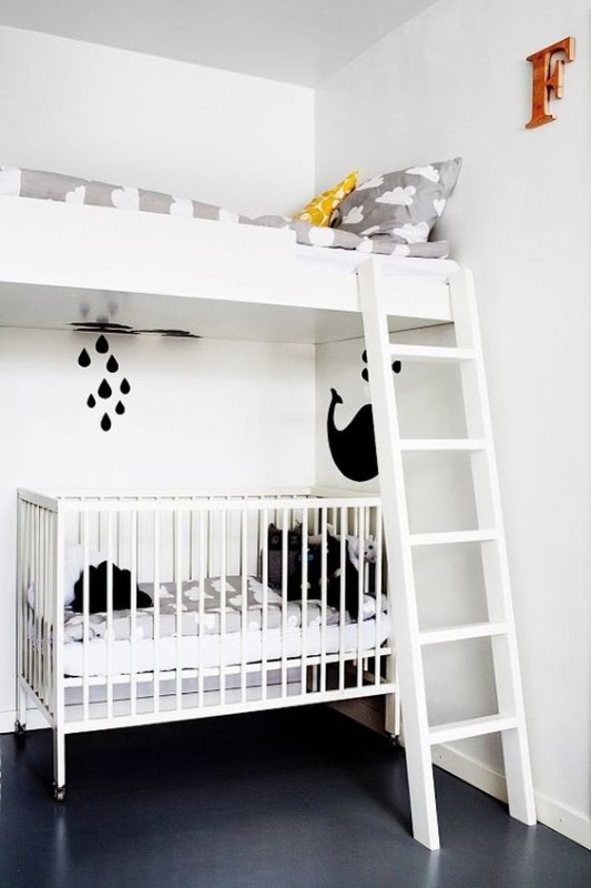 Dormitorio infantil compartido con litera y cama cuna