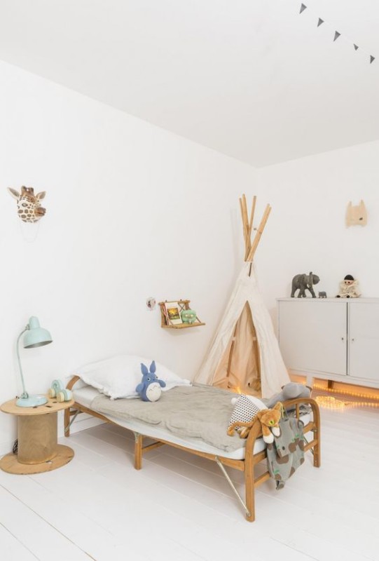 Dormitorio infantil de estilo nórdico iluminado con flexo