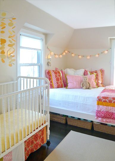 Dormitorio infantil compartido con cuna y cama tipo sofá