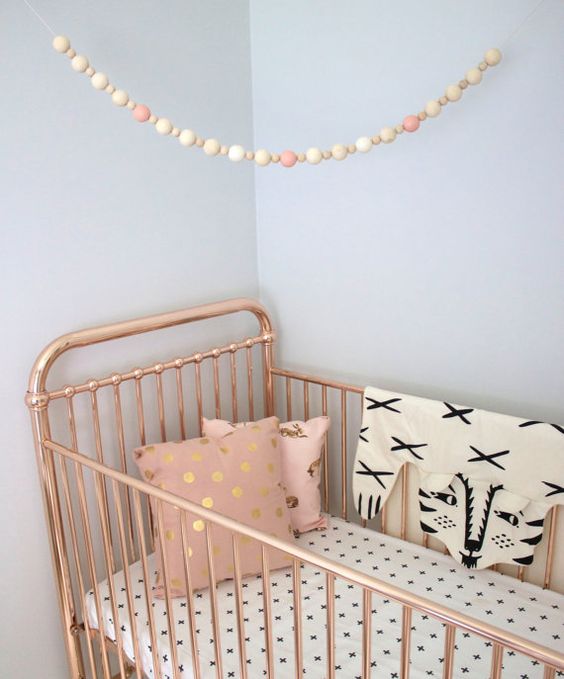 Guirnalda dormitorio infantil con bolas de madera
