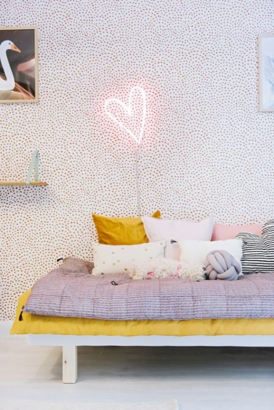 Detalle de un corazón iluminado que decora la pared del dormitorio