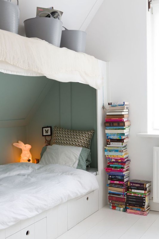 Dormitorio infantil con lámpara zona cama en forma de conejo