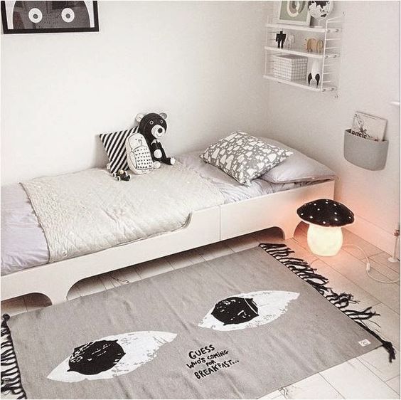 Dormitorio infantil de estilo nórdico con lámpara ambiente en forma de seta