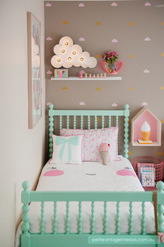 Lámpara en forma de nube decora la pared de este dormitorio infantil decorado con tonalidades neutras