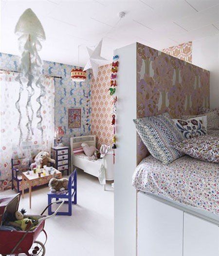Dormitorio infantil compartido por hermanos de diferentes edades